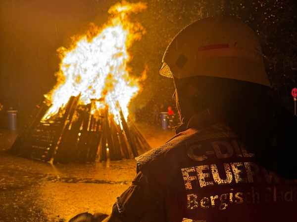 FW-GL: Tipps der Feuerwehr Bergisch Gladbach für sichere Osterfeuer