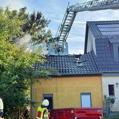 FW-EN: Dachstuhlbrand - Feuerwehr Hattingen verhindert Übergreifen der Flammen
