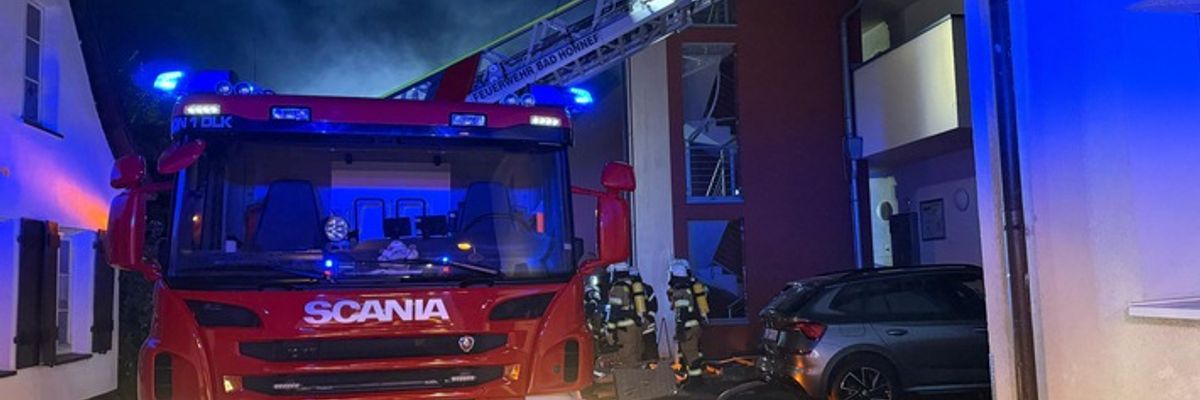 FW Bad Honnef: Wohnungsbrand führt zu größerem Feuerwehreinsatz