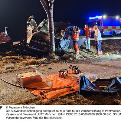 FW-M: Pkw prallt gegen Baum (Lochhausen)
