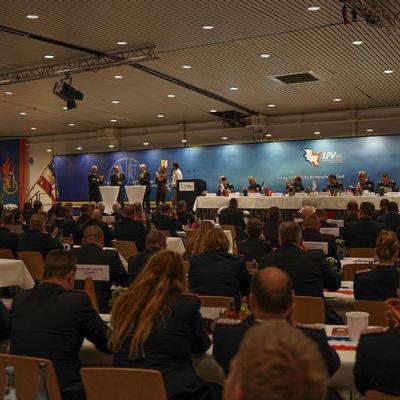 FW-LFVSH: Landesfeuerwehrversammlung 2026: Gemeinsam klarkommen - Ministerpräsident und Innenministerin würdigen Engagement der Feuerwehren und übergeben Förderbescheid zur Stärkung der Resilienz
