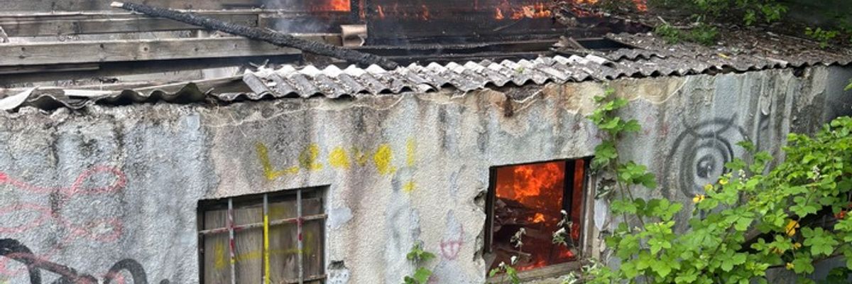 FW Düren: Brandserie in alter Gärtnerei-Ruine: Feuerwehr zum zweiten Mal binnen Tagen im Einsatz