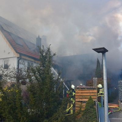 FW Böblingen: Garagenbrand greift auf Wohnhaus über