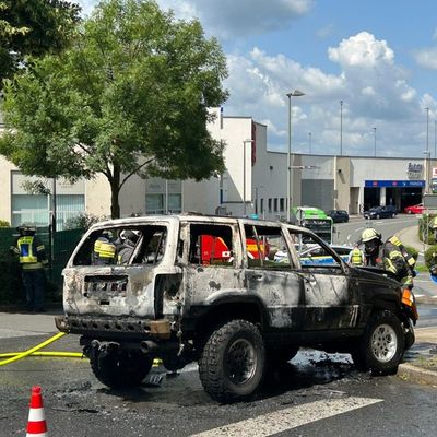 FW-EN: Wetter - Unterstützung Rettungsdienst am Sonntag und Fahrzeugbrand am Montag