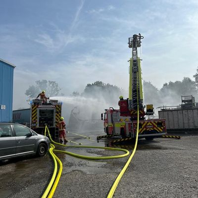 FW-Velbert: Lagerhalle brennt in voller Ausdehnung