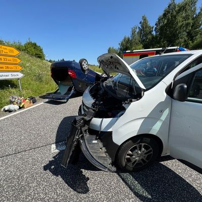 FW VG Westerburg: Verkehrsunfall auf B8 bei Hahn am See fordert vier Verletzte