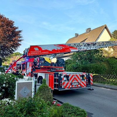 FW-GL: Heckenbrand in Bensberg - Flammen greifen auf Wohnhaus über - Warnung vor unsachgemäßem Einsatz von Gasbrennern