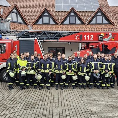 FW Beverungen: 26 Feuerwehrangehörige schließen Feuerwehr-Grundausbildung erfolgreich ab / Nachwuchskräfte aus Beverungen, Brakel und Höxter verstärken die Einsatzbereitschaft