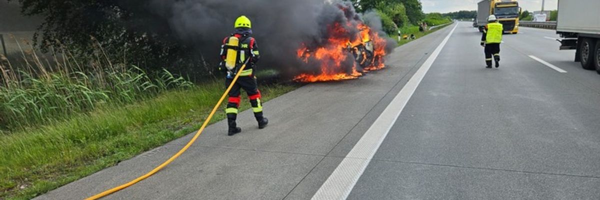 FW-ROW: Feuerwehr löscht brennenden PKW auf der Autobahn A1