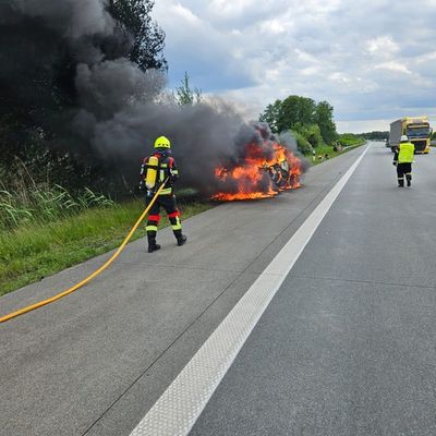 FW-ROW: Feuerwehr löscht brennenden PKW auf der Autobahn A1