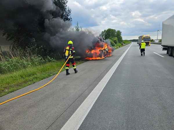 FW-ROW: Feuerwehr löscht brennenden PKW auf der Autobahn A1