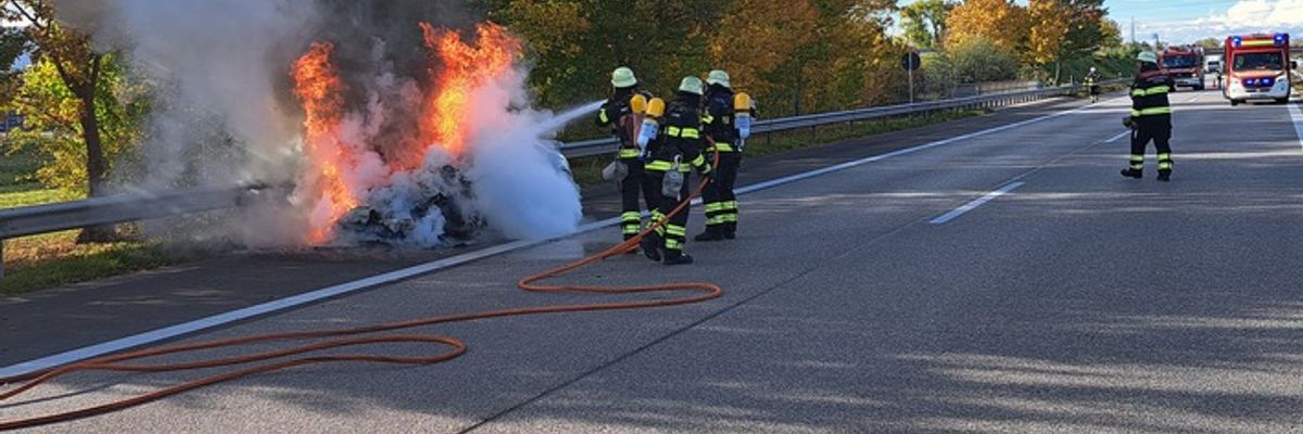 FW-M: Sportwagen auf Autobahn in Flammen (Langwied)