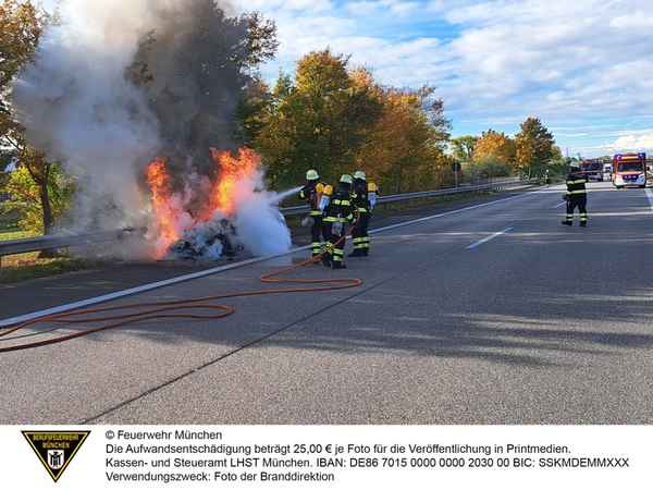FW-M: Sportwagen auf Autobahn in Flammen (Langwied)
