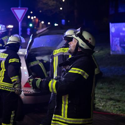 FW LK Neunkirchen: Drei Verletzte bei Unfall - Feuerwehr rettet Schwerverletzte aus Wrack