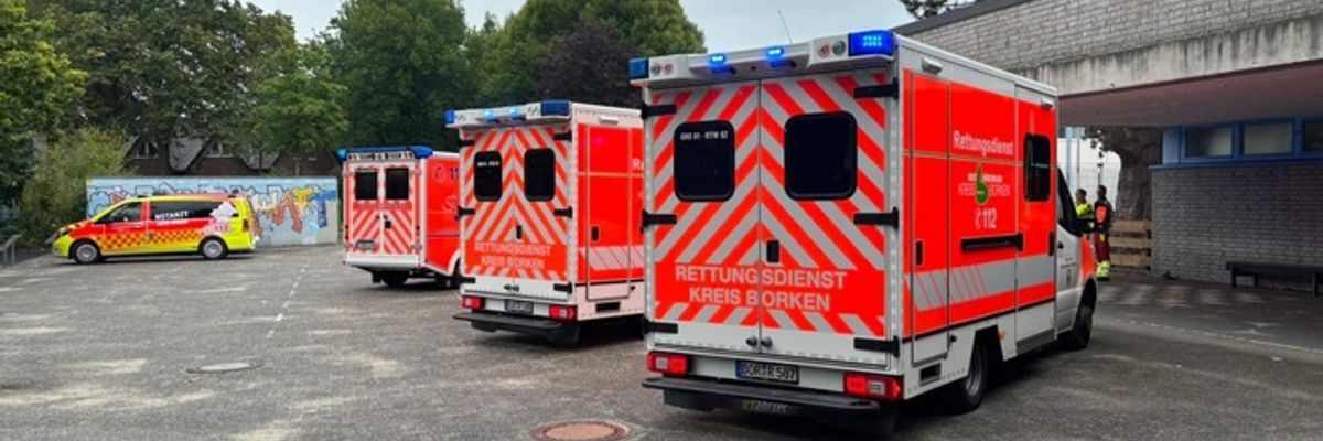 FW Gronau: Unklarer Geruch in Sporthalle führt zu Großeinsatz - 18 Personen klagen über gesundheitliche Beschwerden