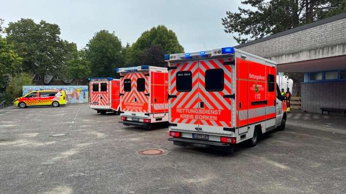 FW Gronau: Unklarer Geruch in Sporthalle führt zu Großeinsatz - 18 Personen klagen über gesundheitliche Beschwerden