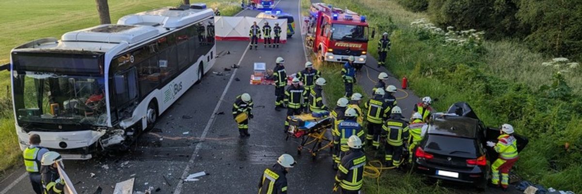 FW-KLE: Schwerer Verkehrsunfall zwischen Linienbus und Pkw auf der B 57 - BMW-Fahrer schwer verletzt
