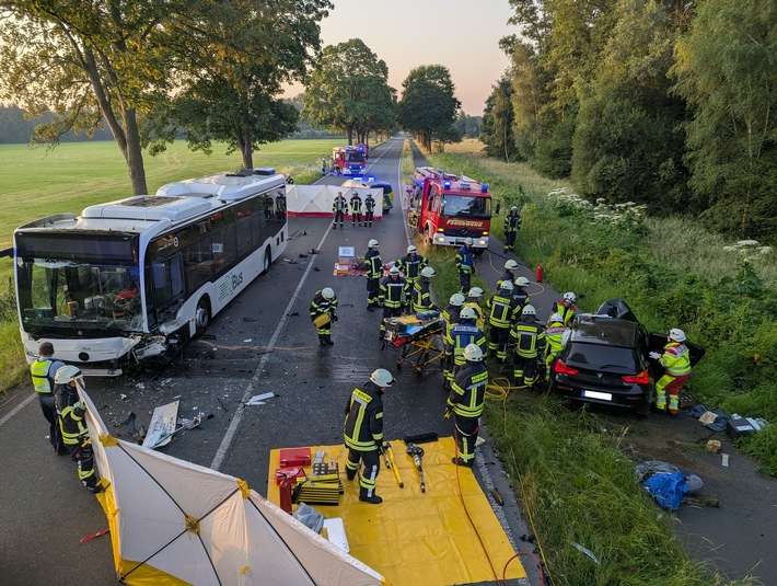 FW-KLE: Schwerer Verkehrsunfall zwischen Linienbus und Pkw auf der B 57 - BMW-Fahrer schwer verletzt