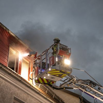 FW LK Neunkirchen: Rauchsäule weist Feuerwehr den Weg - Mehrparteienhaus nach Brand unbewohnbar