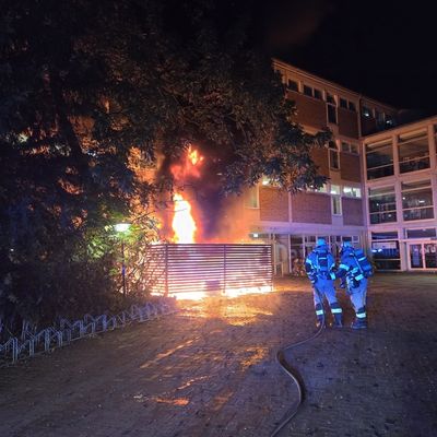 FW-NE: Containerbrand an der Eichendorffstraße | Feuer am Nelly-Sachs-Gymnasium