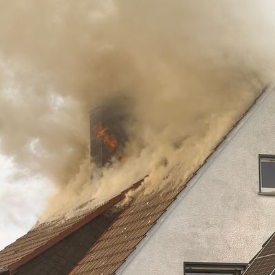 FW Menden: Brand eines Einfamilienhauses auf dem Sauerfeld - mehrere Personen mit Rauchgasintoxikation