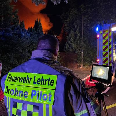 FW Lehrte: Laubenbrand entwickelt sich zum Großfeuer - Ausfall des Digitalfunk erschwert den Einsatz