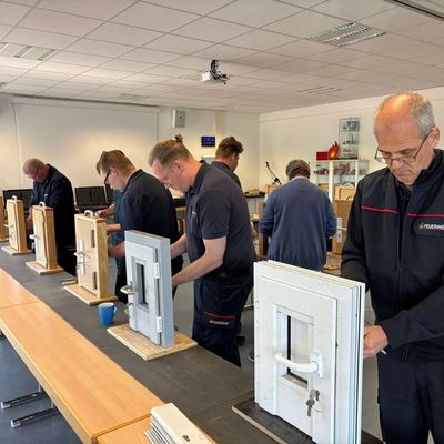 FW Weinheim: Feuerwehr Weinheim baut Kompetenz bei Türöffnungen weiter aus