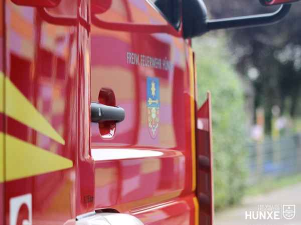 FW Hünxe: Ast hing in Telefonleitung