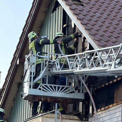 KFV-CW: Fassadenbrand an Schreinerei/Schnelles Eingreifen der Feuerwehr verhindert Großbrand