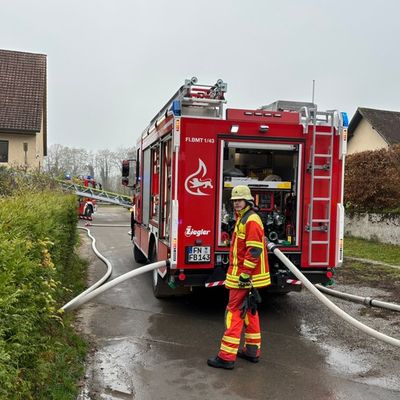 KFV Bodenseekreis: Großer Feuerwehreinsatz wegen Schwelbrand in Wiggenweiler