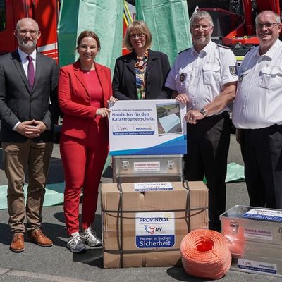 FW-LFVSH: Schnelle Hilfe nach Unwetterschäden und Bränden: Provinzial Nord Brandkasse und Landesfeuerwehrverband SH starten Notdachprojekt