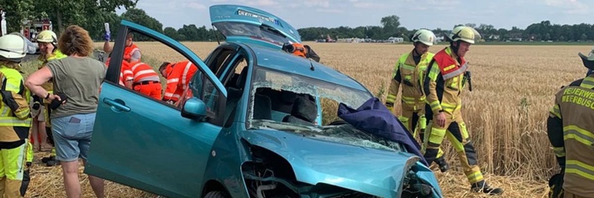 FW Meerbusch: Schwerer Verkehrsunfall mit eingeklemmter Person