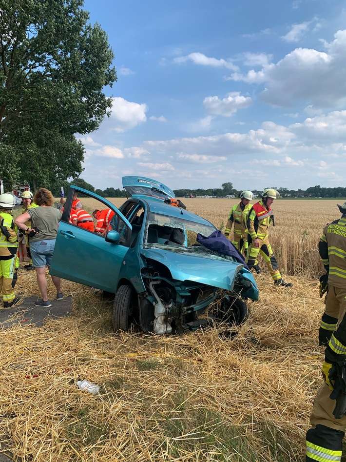 FW Meerbusch: Schwerer Verkehrsunfall mit eingeklemmter Person