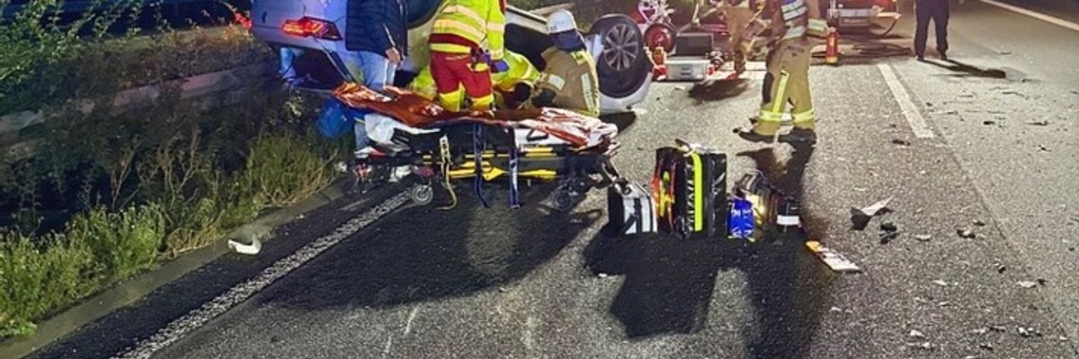 FW-RE: Verkehrsunfall mit drei Verletzten - Schwerlasttransport beteiligt