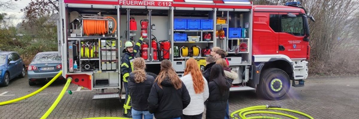 FW Beverungen: Praxisnaher Chemieunterricht bei der Feuerwehr Beverungen / Gymnasium Beverungen besucht das Feuerwehrgerätehaus