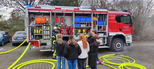 FW Beverungen: Praxisnaher Chemieunterricht bei der Feuerwehr Beverungen / Gymnasium Beverungen besucht das Feuerwehrgerätehaus