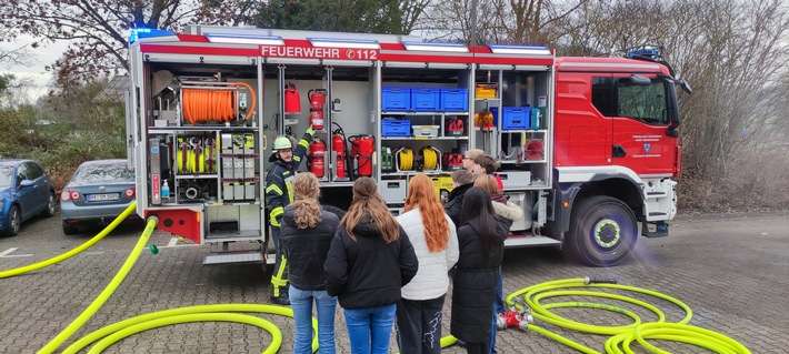 FW Beverungen: Praxisnaher Chemieunterricht bei der Feuerwehr Beverungen / Gymnasium Beverungen besucht das Feuerwehrgerätehaus