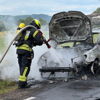 FW VG Westerburg: VW Polo wird ein Raub der Flammen - Fahrerin kommt mit dem Schrecken davon