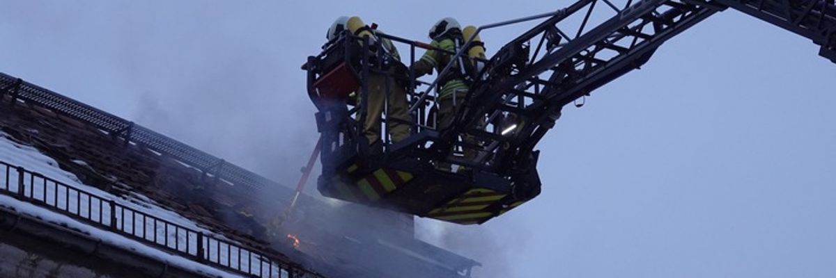FW Dresden: Dachstuhlbrand in leerstehenden Gebäude