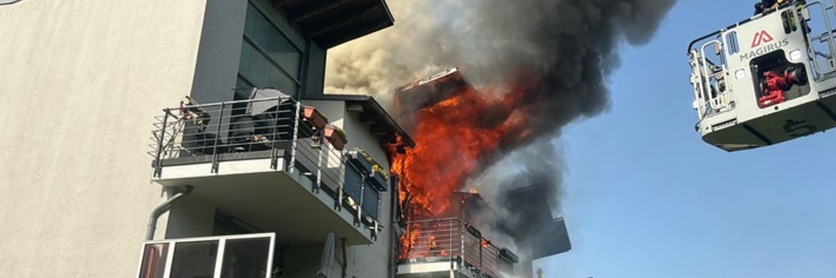 FW-E: Brand in Gebäude mit Servicewohnen für ältere Menschen - Feuerwehr Essen über mehrere Stunden im Großeinsatz