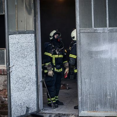 FW-MK: Entstehungsbrand in einer Lagerhalle
