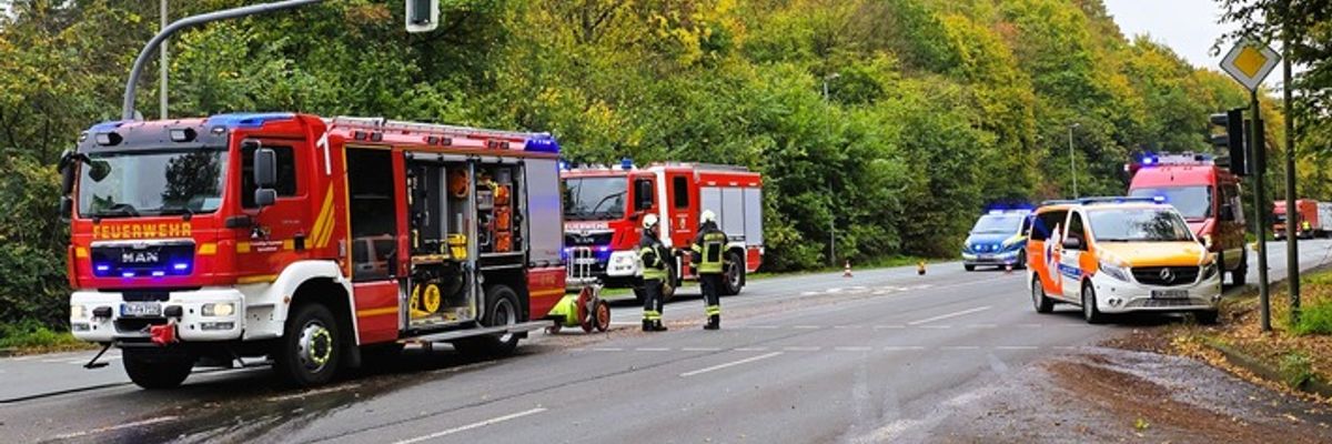 FW-EN: Verkehrsunfall zwischen Lastwagen und E-Fahrzeug