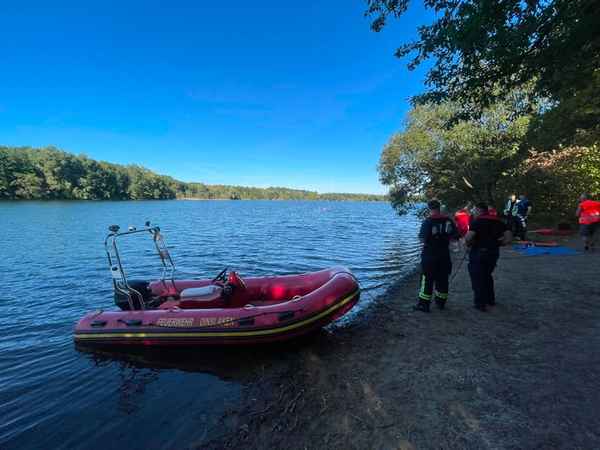 FW Dinslaken: Vermisste Person im See gemeldet
