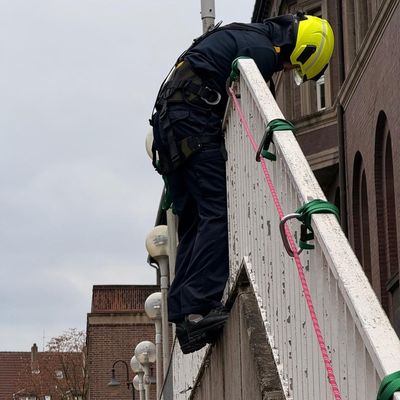 FW-BOT: Feuerwehr Bottrop trainiert die Sicherung gegen Absturz