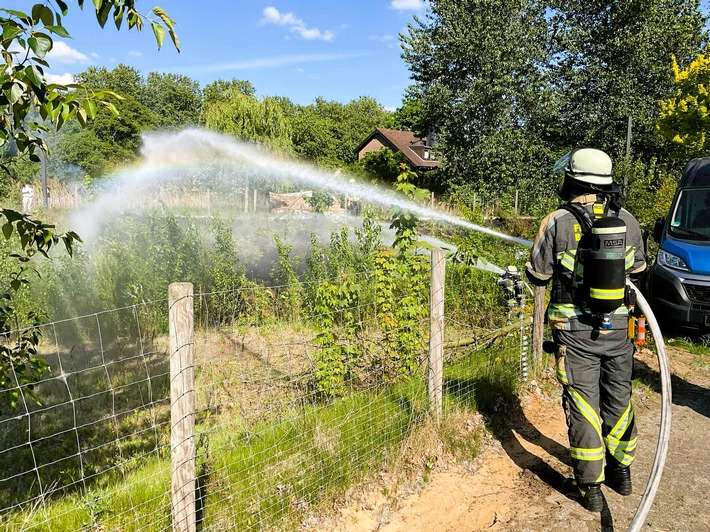 FW Bocholt: Vegetationsbrand am Radweg - Feuerwehr verhindert Ausbreitung