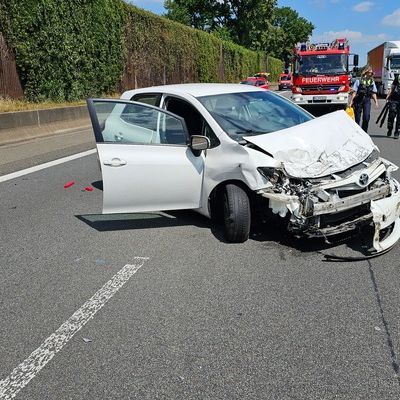 FW Burscheid: Verkehrsunfall sorgt für Stau auf Autobahn