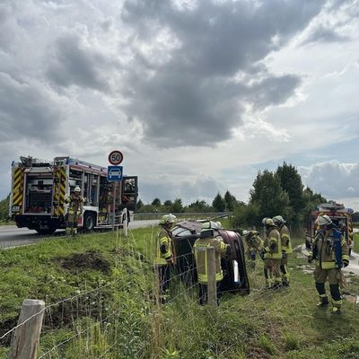 FW Weinheim: Verkehrsunfall auf der Kreisverbindungsstraße, Pkw landet auf der Seite