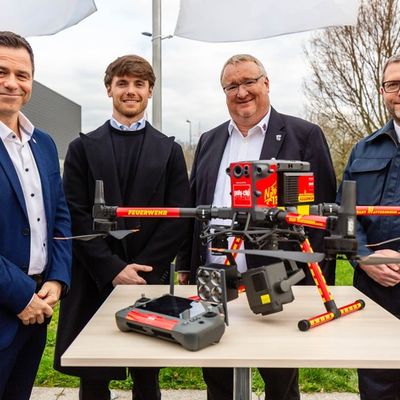 Feuerwehr MTK: Hattersheimer Innovationsführer "Poly-clip System" sponsert leistungsstarke Feuerwehr-Drohne