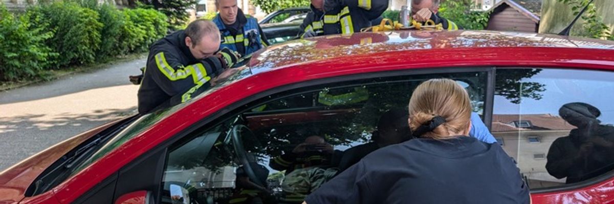 FW-BO: Kind in PKW eingeschlossen - erfolgreiche Rettung zusammen mit Vierjähriger