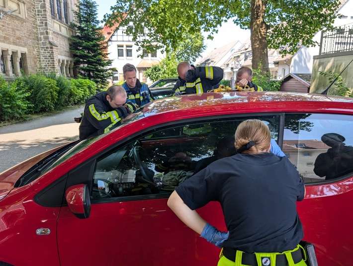 FW-BO: Kind in PKW eingeschlossen - erfolgreiche Rettung zusammen mit Vierjähriger